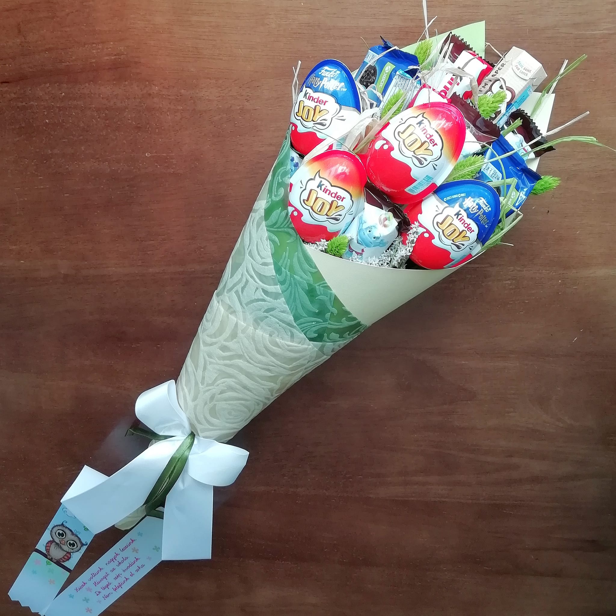 Kinder csokor nyújtott