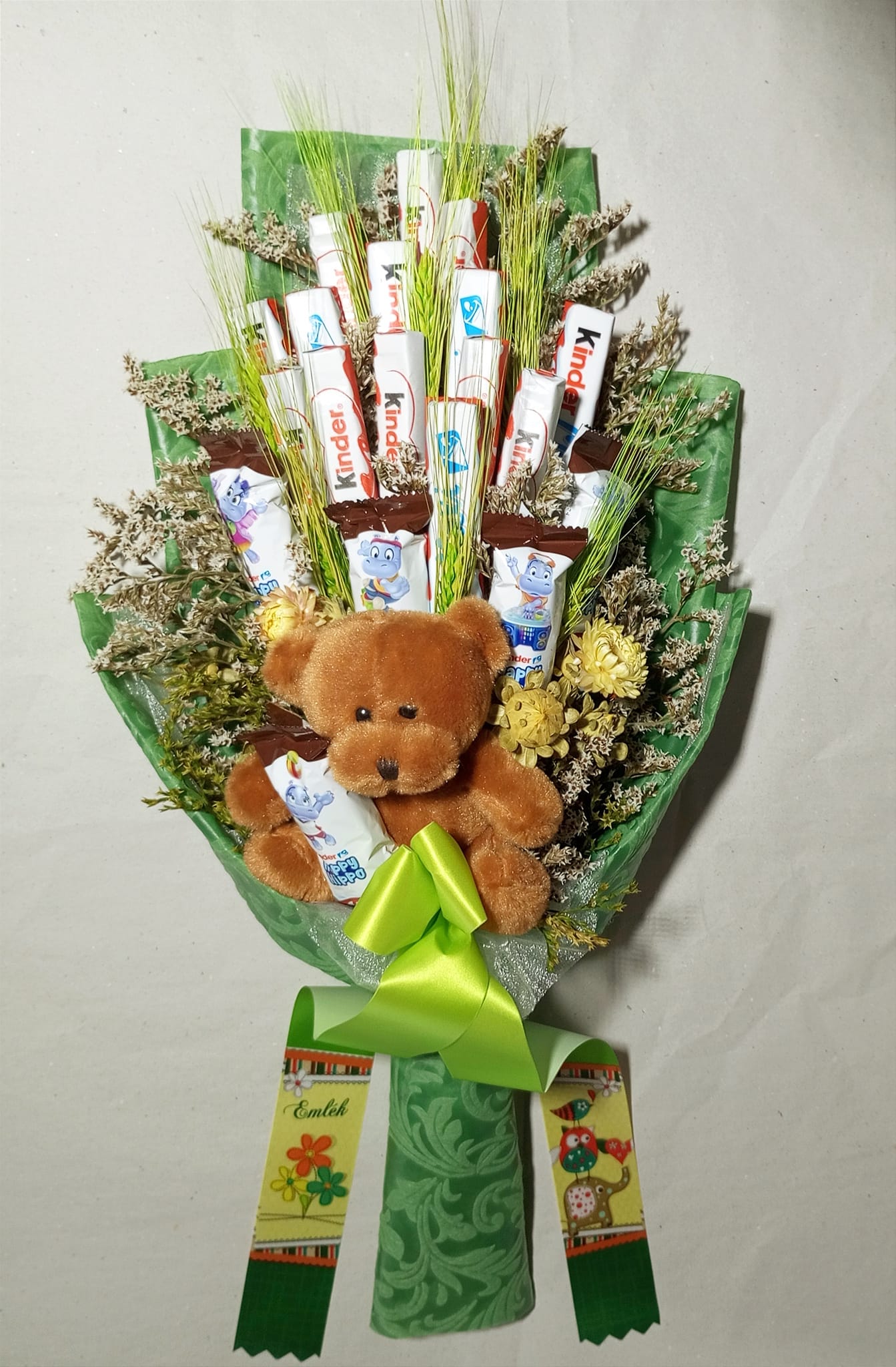 Barna macis nyújtott csokor